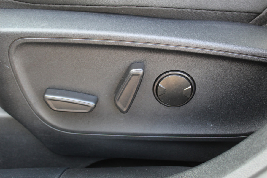 Ford Kuga 2.5 PHEV Vignale, Zeer veel comfort voor weinig Leder bekleding , winter pack , Camera , Navigatie , Cruis LED dag rijverlichting , 1500kg trekgewicht