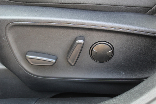 Ford Kuga 2.5 PHEV Vignale, Zeer veel comfort voor weinig Leder bekleding , winter pack , Camera , Navigatie , Cruis LED dag rijverlichting , 1500kg trekgewicht