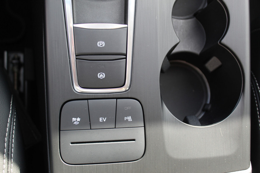 Ford Kuga 2.5 PHEV Vignale, Zeer veel comfort voor weinig Leder bekleding , winter pack , Camera , Navigatie , Cruis LED dag rijverlichting , 1500kg trekgewicht