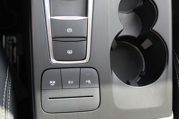 Ford Kuga 2.5 PHEV Vignale, Zeer veel comfort voor weinig Leder bekleding , winter pack , Camera , Navigatie , Cruis LED dag rijverlichting , 1500kg trekgewicht