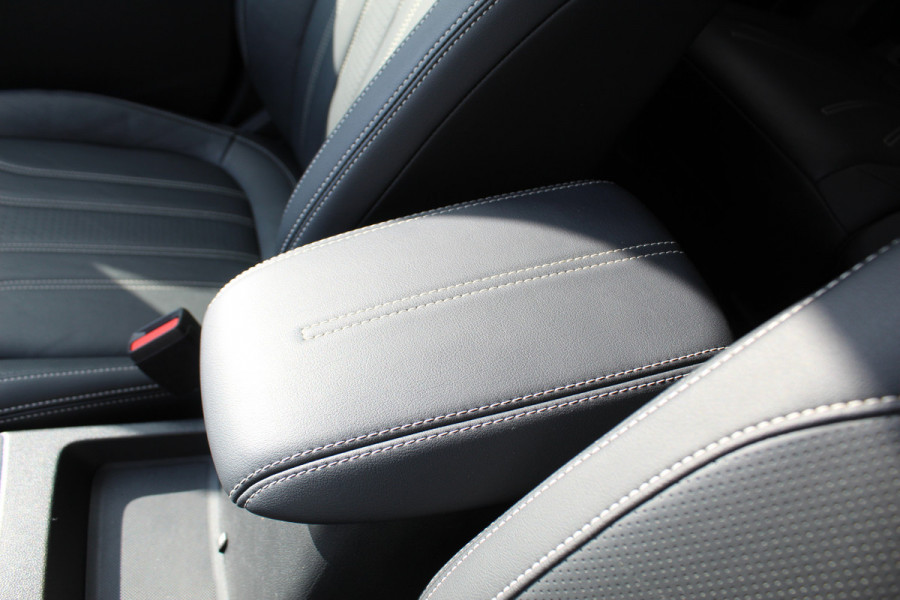 Ford Kuga 2.5 PHEV Vignale, Zeer veel comfort voor weinig Leder bekleding , winter pack , Camera , Navigatie , Cruis LED dag rijverlichting , 1500kg trekgewicht