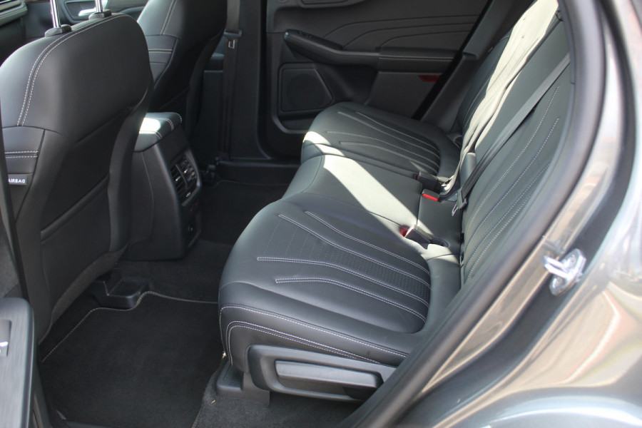 Ford Kuga 2.5 PHEV Vignale, Zeer veel comfort voor weinig Leder bekleding , winter pack , Camera , Navigatie , Cruis LED dag rijverlichting , 1500kg trekgewicht