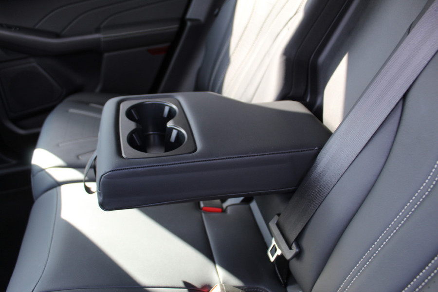 Ford Kuga 2.5 PHEV Vignale, Zeer veel comfort voor weinig Leder bekleding , winter pack , Camera , Navigatie , Cruis LED dag rijverlichting , 1500kg trekgewicht