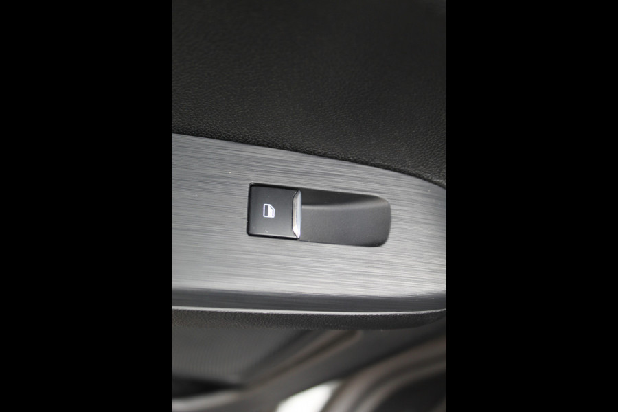 Ford Kuga 2.5 PHEV Vignale, Zeer veel comfort voor weinig Leder bekleding , winter pack , Camera , Navigatie , Cruis LED dag rijverlichting , 1500kg trekgewicht
