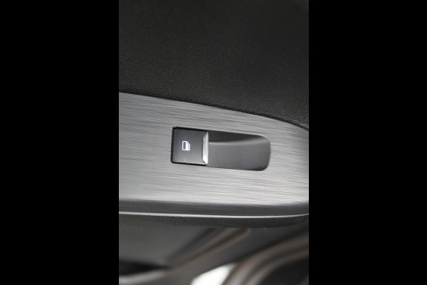 Ford Kuga 2.5 PHEV Vignale, Zeer veel comfort voor weinig Leder bekleding , winter pack , Camera , Navigatie , Cruis LED dag rijverlichting , 1500kg trekgewicht