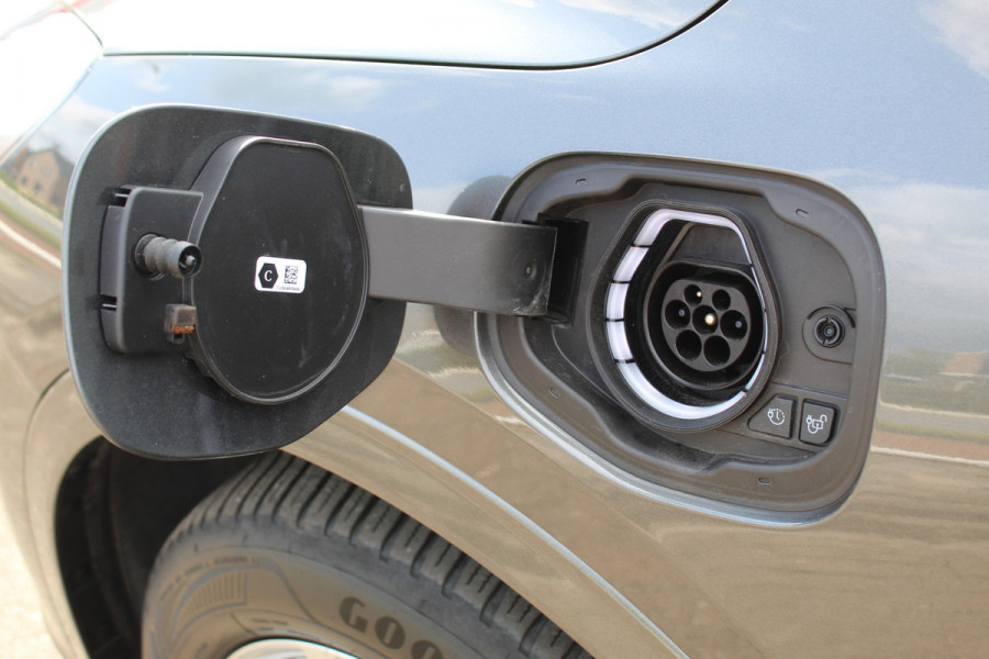 Ford Kuga 2.5 PHEV Vignale, Zeer veel comfort voor weinig Leder bekleding , winter pack , Camera , Navigatie , Cruis LED dag rijverlichting , 1500kg trekgewicht
