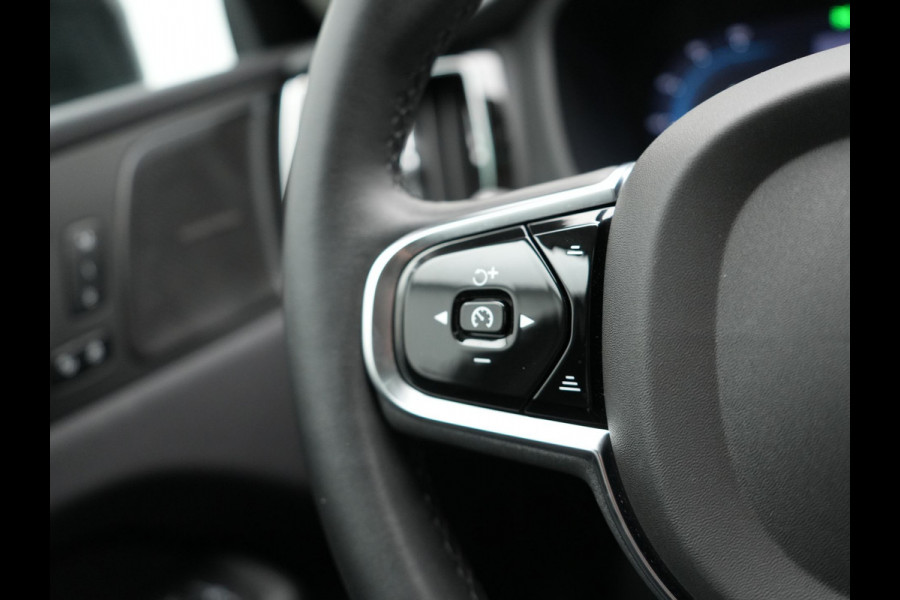 Volvo XC60 T6 AWD Plus Dark Long Range Plug In Hybrid 350pk Dealer O.H PHEV | Panodak | Adaptive Cruise | Camera | Harman Kardon | Lederen Sportstoelen Memory & Verwarmd | Apple Carplay | Pilot Assist | Google Assistant & Maps | Virtual | DAB |