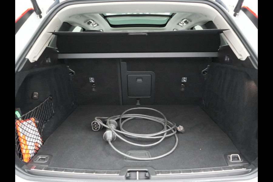 Volvo XC60 T6 AWD Plus Dark Long Range Plug In Hybrid 350pk Dealer O.H PHEV | Panodak | Adaptive Cruise | Camera | Harman Kardon | Lederen Sportstoelen Memory & Verwarmd | Apple Carplay | Pilot Assist | Google Assistant & Maps | Virtual | DAB |