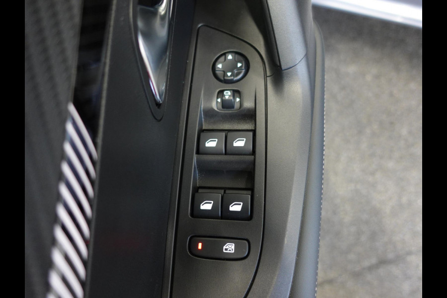 Peugeot 2008 1.2 PureTech 130pk Automaat Allure Navigatie Apple Carplay/Android Auto 360 camera Parkeersensoren Blind Spot Assist Adaptive Cruise Control Stoelverwarming Getinte ramen Climate Control