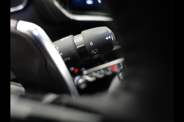 Peugeot 2008 1.2 PureTech 130pk Automaat Allure Navigatie Apple Carplay/Android Auto 360 camera Parkeersensoren Blind Spot Assist Adaptive Cruise Control Stoelverwarming Getinte ramen Climate Control