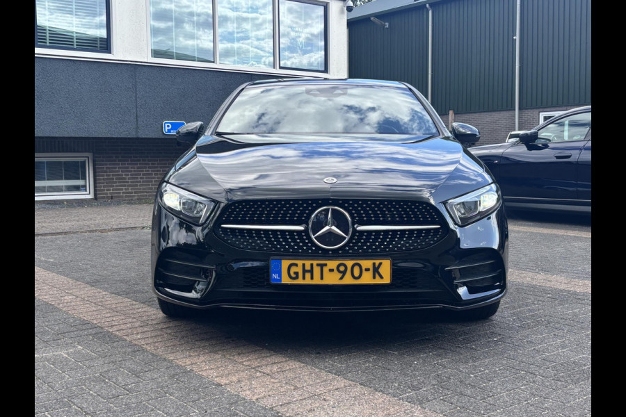 Mercedes-Benz A-Klasse 250 e Business Solution AMG Limited PHEV PLUG-IN HYBRIDE| PANORAMA DAK | AMBILIGHT | STOELVERWARMING | CAMERA | BLACK OPTIC PAKKET | WIDESCREEN DISPLAY | APPLE CARPLAY | RIJKLAAR MET 12 MND BOVAG GARANTIE |