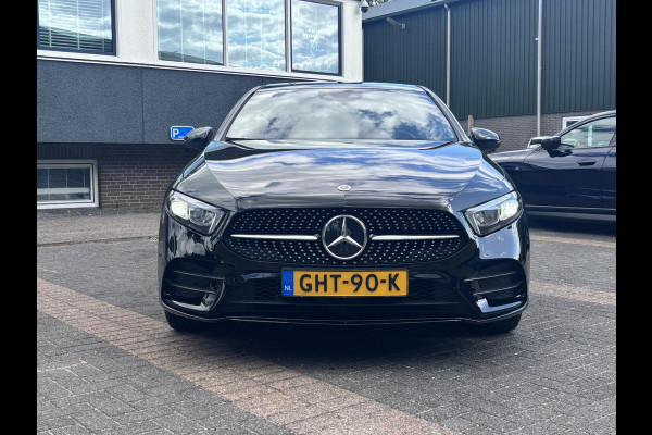 Mercedes-Benz A-Klasse 250 e Business Solution AMG Limited PHEV PLUG-IN HYBRIDE| PANORAMA DAK | AMBILIGHT | STOELVERWARMING | CAMERA | BLACK OPTIC PAKKET | WIDESCREEN DISPLAY | APPLE CARPLAY | RIJKLAAR MET 12 MND BOVAG GARANTIE |
