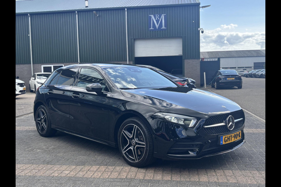 Mercedes-Benz A-Klasse 250 e Business Solution AMG Limited PHEV PLUG-IN HYBRIDE| PANORAMA DAK | AMBILIGHT | STOELVERWARMING | CAMERA | BLACK OPTIC PAKKET | WIDESCREEN DISPLAY | APPLE CARPLAY | RIJKLAAR MET 12 MND BOVAG GARANTIE |
