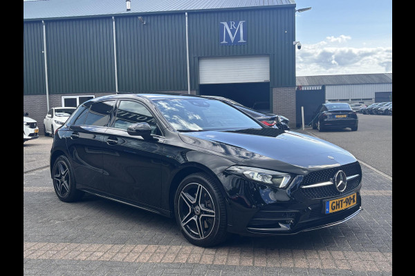 Mercedes-Benz A-Klasse 250 e Business Solution AMG Limited PHEV PLUG-IN HYBRIDE| PANORAMA DAK | AMBILIGHT | STOELVERWARMING | CAMERA | BLACK OPTIC PAKKET | WIDESCREEN DISPLAY | APPLE CARPLAY | RIJKLAAR MET 12 MND BOVAG GARANTIE |