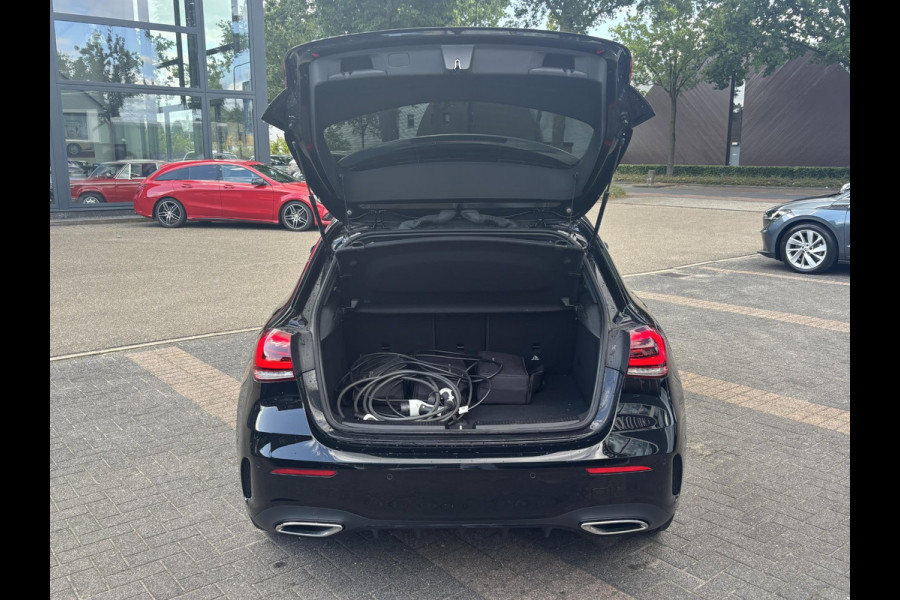 Mercedes-Benz A-Klasse 250 e Business Solution AMG Limited PHEV PLUG-IN HYBRIDE| PANORAMA DAK | AMBILIGHT | STOELVERWARMING | CAMERA | BLACK OPTIC PAKKET | WIDESCREEN DISPLAY | APPLE CARPLAY | RIJKLAAR MET 12 MND BOVAG GARANTIE |