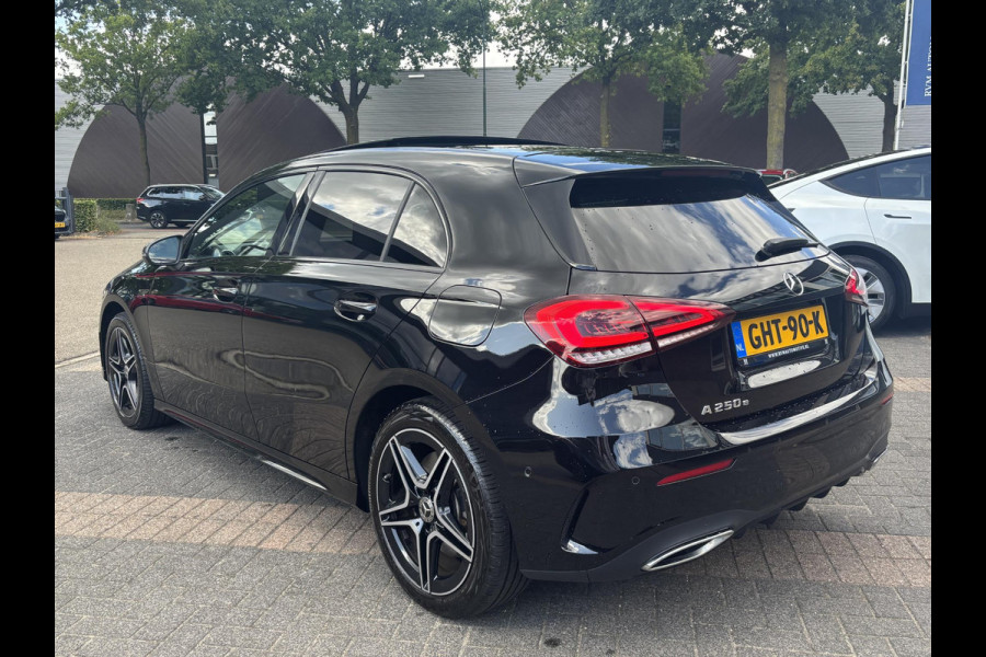 Mercedes-Benz A-Klasse 250 e Business Solution AMG Limited PHEV PLUG-IN HYBRIDE| PANORAMA DAK | AMBILIGHT | STOELVERWARMING | CAMERA | BLACK OPTIC PAKKET | WIDESCREEN DISPLAY | APPLE CARPLAY | RIJKLAAR MET 12 MND BOVAG GARANTIE |