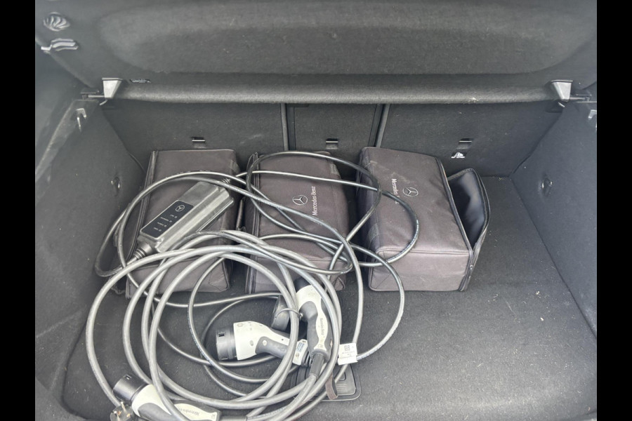 Mercedes-Benz A-Klasse 250 e Business Solution AMG Limited PHEV PLUG-IN HYBRIDE| PANORAMA DAK | AMBILIGHT | STOELVERWARMING | CAMERA | BLACK OPTIC PAKKET | WIDESCREEN DISPLAY | APPLE CARPLAY | RIJKLAAR MET 12 MND BOVAG GARANTIE |