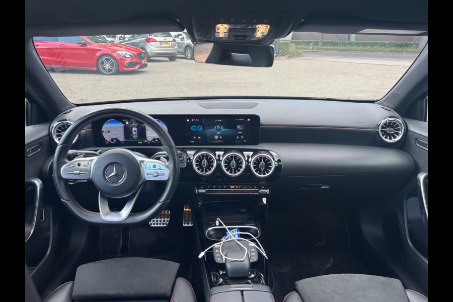 Mercedes-Benz A-Klasse 250 e Business Solution AMG Limited PHEV PLUG-IN HYBRIDE| PANORAMA DAK | AMBILIGHT | STOELVERWARMING | CAMERA | BLACK OPTIC PAKKET | WIDESCREEN DISPLAY | APPLE CARPLAY | RIJKLAAR MET 12 MND BOVAG GARANTIE |