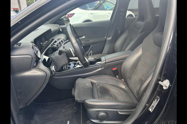 Mercedes-Benz A-Klasse 250 e Business Solution AMG Limited PHEV PLUG-IN HYBRIDE| PANORAMA DAK | AMBILIGHT | STOELVERWARMING | CAMERA | BLACK OPTIC PAKKET | WIDESCREEN DISPLAY | APPLE CARPLAY | RIJKLAAR MET 12 MND BOVAG GARANTIE |