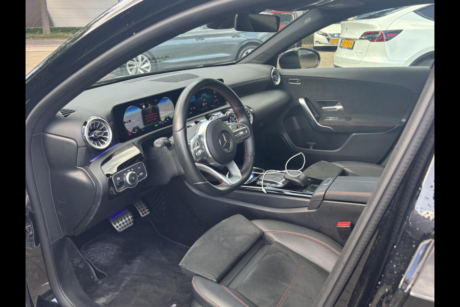 Mercedes-Benz A-Klasse 250 e Business Solution AMG Limited PHEV PLUG-IN HYBRIDE| PANORAMA DAK | AMBILIGHT | STOELVERWARMING | CAMERA | BLACK OPTIC PAKKET | WIDESCREEN DISPLAY | APPLE CARPLAY | RIJKLAAR MET 12 MND BOVAG GARANTIE |