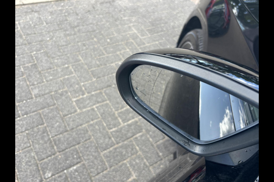 Mercedes-Benz A-Klasse 250 e Business Solution AMG Limited PHEV PLUG-IN HYBRIDE| PANORAMA DAK | AMBILIGHT | STOELVERWARMING | CAMERA | BLACK OPTIC PAKKET | WIDESCREEN DISPLAY | APPLE CARPLAY | RIJKLAAR MET 12 MND BOVAG GARANTIE |