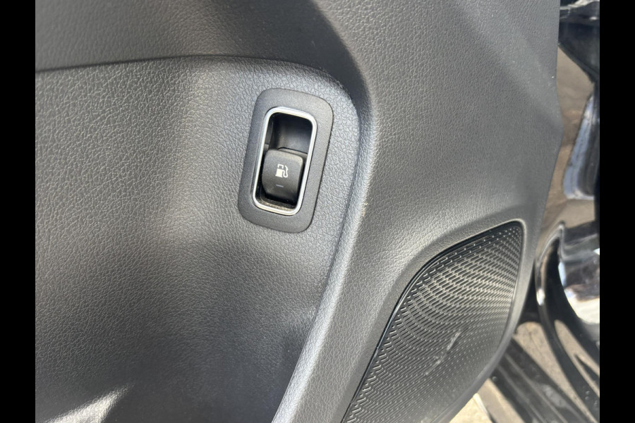 Mercedes-Benz A-Klasse 250 e Business Solution AMG Limited PHEV PLUG-IN HYBRIDE| PANORAMA DAK | AMBILIGHT | STOELVERWARMING | CAMERA | BLACK OPTIC PAKKET | WIDESCREEN DISPLAY | APPLE CARPLAY | RIJKLAAR MET 12 MND BOVAG GARANTIE |