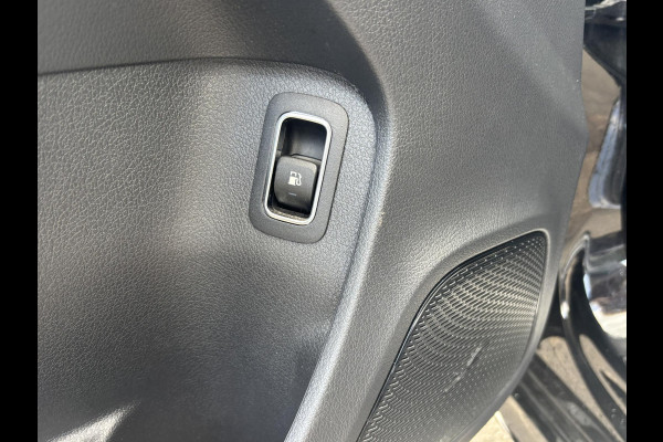 Mercedes-Benz A-Klasse 250 e Business Solution AMG Limited PHEV PLUG-IN HYBRIDE| PANORAMA DAK | AMBILIGHT | STOELVERWARMING | CAMERA | BLACK OPTIC PAKKET | WIDESCREEN DISPLAY | APPLE CARPLAY | RIJKLAAR MET 12 MND BOVAG GARANTIE |
