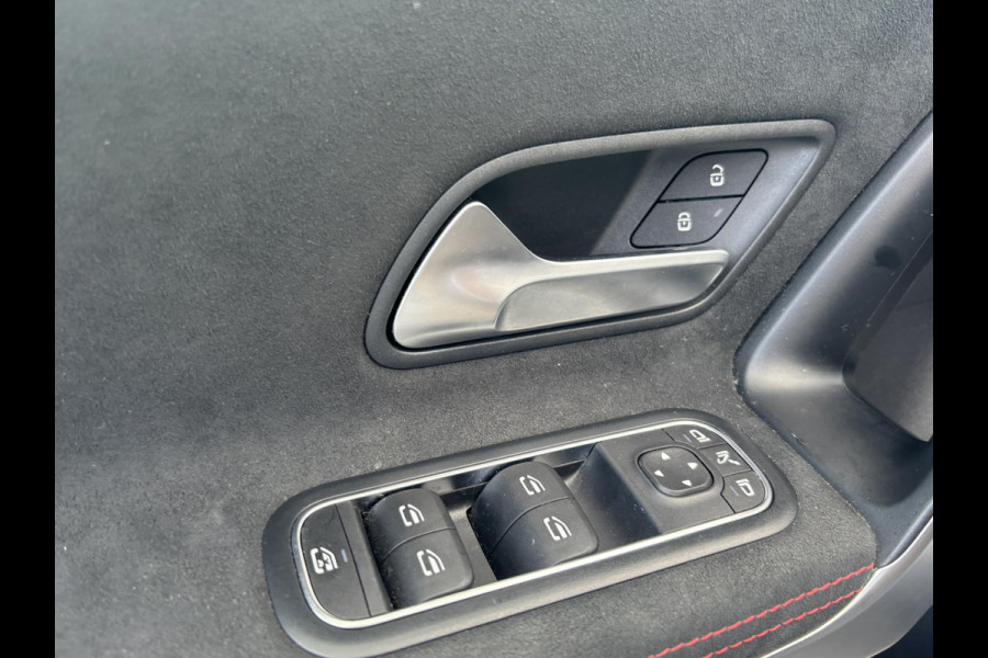 Mercedes-Benz A-Klasse 250 e Business Solution AMG Limited PHEV PLUG-IN HYBRIDE| PANORAMA DAK | AMBILIGHT | STOELVERWARMING | CAMERA | BLACK OPTIC PAKKET | WIDESCREEN DISPLAY | APPLE CARPLAY | RIJKLAAR MET 12 MND BOVAG GARANTIE |