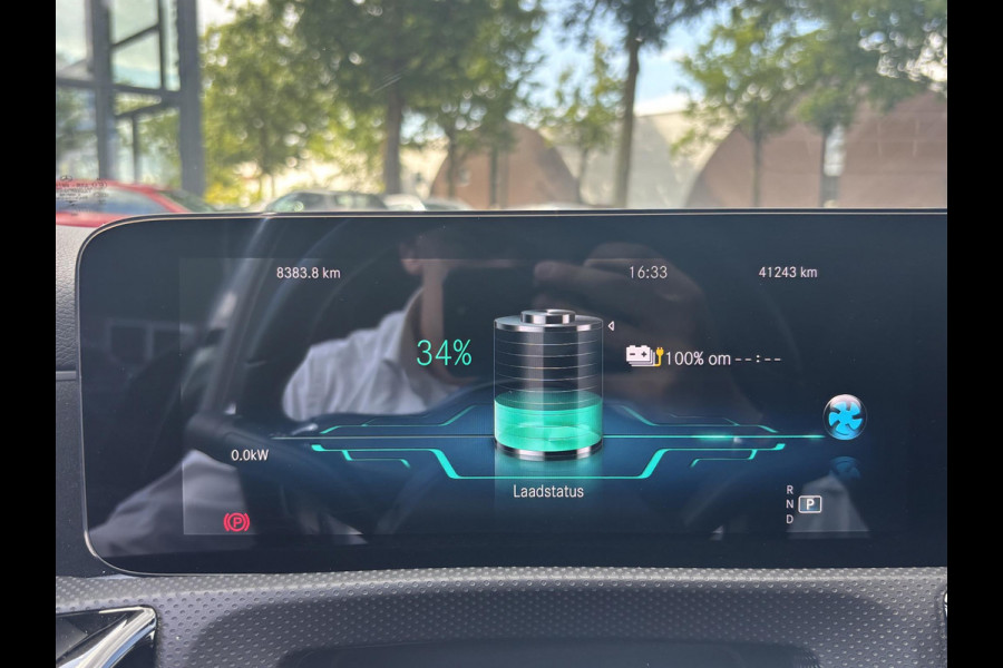 Mercedes-Benz A-Klasse 250 e Business Solution AMG Limited PHEV PLUG-IN HYBRIDE| PANORAMA DAK | AMBILIGHT | STOELVERWARMING | CAMERA | BLACK OPTIC PAKKET | WIDESCREEN DISPLAY | APPLE CARPLAY | RIJKLAAR MET 12 MND BOVAG GARANTIE |