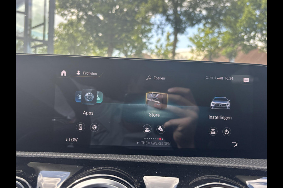 Mercedes-Benz A-Klasse 250 e Business Solution AMG Limited PHEV PLUG-IN HYBRIDE| PANORAMA DAK | AMBILIGHT | STOELVERWARMING | CAMERA | BLACK OPTIC PAKKET | WIDESCREEN DISPLAY | APPLE CARPLAY | RIJKLAAR MET 12 MND BOVAG GARANTIE |