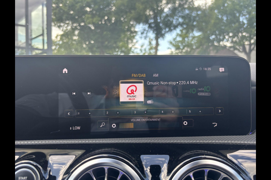 Mercedes-Benz A-Klasse 250 e Business Solution AMG Limited PHEV PLUG-IN HYBRIDE| PANORAMA DAK | AMBILIGHT | STOELVERWARMING | CAMERA | BLACK OPTIC PAKKET | WIDESCREEN DISPLAY | APPLE CARPLAY | RIJKLAAR MET 12 MND BOVAG GARANTIE |