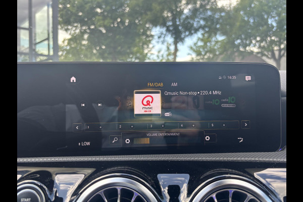 Mercedes-Benz A-Klasse 250 e Business Solution AMG Limited PHEV PLUG-IN HYBRIDE| PANORAMA DAK | AMBILIGHT | STOELVERWARMING | CAMERA | BLACK OPTIC PAKKET | WIDESCREEN DISPLAY | APPLE CARPLAY | RIJKLAAR MET 12 MND BOVAG GARANTIE |