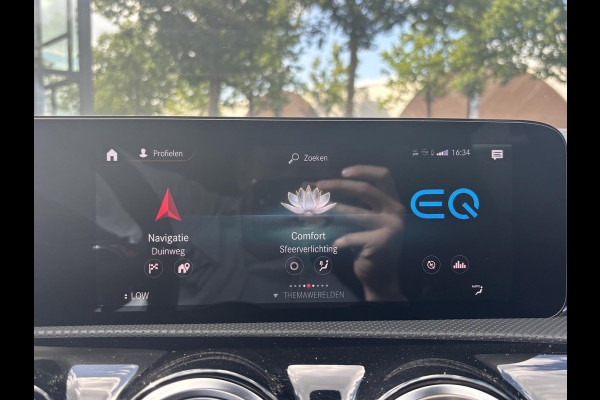 Mercedes-Benz A-Klasse 250 e Business Solution AMG Limited PHEV PLUG-IN HYBRIDE| PANORAMA DAK | AMBILIGHT | STOELVERWARMING | CAMERA | BLACK OPTIC PAKKET | WIDESCREEN DISPLAY | APPLE CARPLAY | RIJKLAAR MET 12 MND BOVAG GARANTIE |