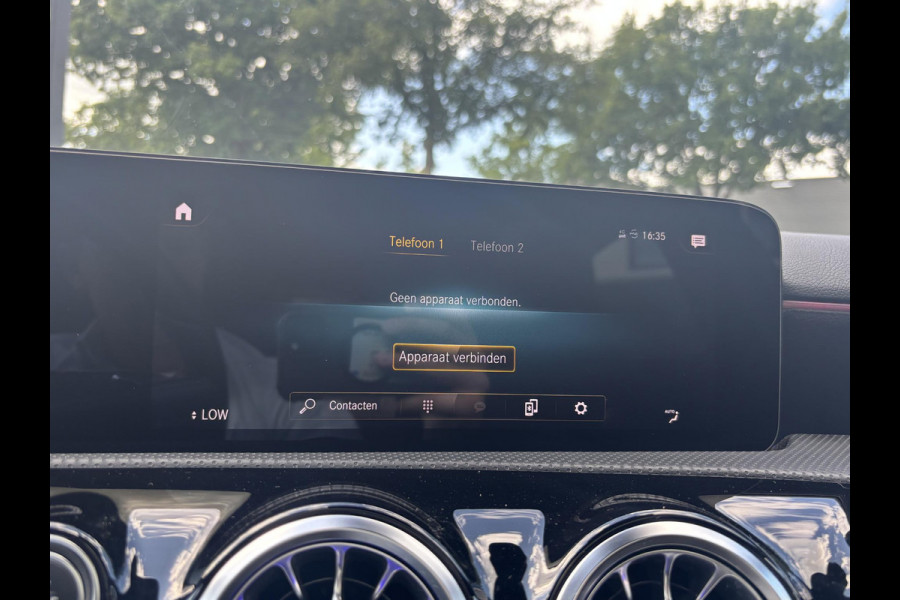 Mercedes-Benz A-Klasse 250 e Business Solution AMG Limited PHEV PLUG-IN HYBRIDE| PANORAMA DAK | AMBILIGHT | STOELVERWARMING | CAMERA | BLACK OPTIC PAKKET | WIDESCREEN DISPLAY | APPLE CARPLAY | RIJKLAAR MET 12 MND BOVAG GARANTIE |