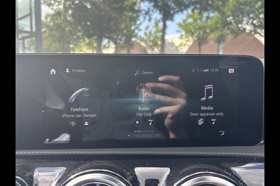 Mercedes-Benz A-Klasse 250 e Business Solution AMG Limited PHEV PLUG-IN HYBRIDE| PANORAMA DAK | AMBILIGHT | STOELVERWARMING | CAMERA | BLACK OPTIC PAKKET | WIDESCREEN DISPLAY | APPLE CARPLAY | RIJKLAAR MET 12 MND BOVAG GARANTIE |