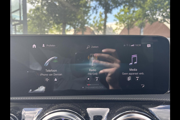 Mercedes-Benz A-Klasse 250 e Business Solution AMG Limited PHEV PLUG-IN HYBRIDE| PANORAMA DAK | AMBILIGHT | STOELVERWARMING | CAMERA | BLACK OPTIC PAKKET | WIDESCREEN DISPLAY | APPLE CARPLAY | RIJKLAAR MET 12 MND BOVAG GARANTIE |