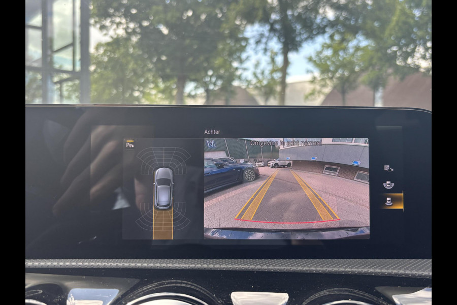Mercedes-Benz A-Klasse 250 e Business Solution AMG Limited PHEV PLUG-IN HYBRIDE| PANORAMA DAK | AMBILIGHT | STOELVERWARMING | CAMERA | BLACK OPTIC PAKKET | WIDESCREEN DISPLAY | APPLE CARPLAY | RIJKLAAR MET 12 MND BOVAG GARANTIE |
