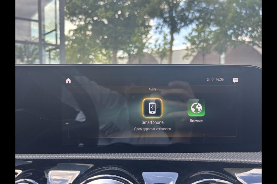 Mercedes-Benz A-Klasse 250 e Business Solution AMG Limited PHEV PLUG-IN HYBRIDE| PANORAMA DAK | AMBILIGHT | STOELVERWARMING | CAMERA | BLACK OPTIC PAKKET | WIDESCREEN DISPLAY | APPLE CARPLAY | RIJKLAAR MET 12 MND BOVAG GARANTIE |