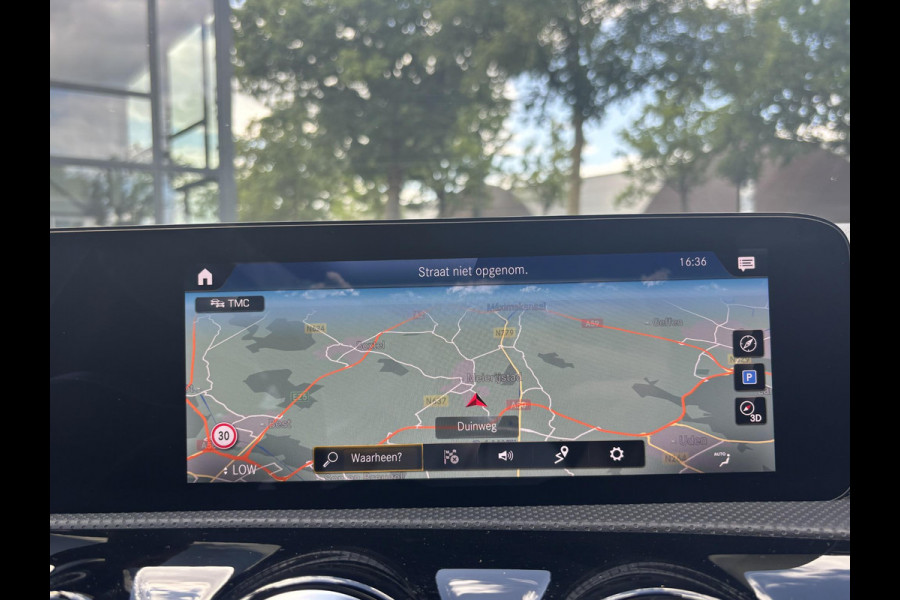 Mercedes-Benz A-Klasse 250 e Business Solution AMG Limited PHEV PLUG-IN HYBRIDE| PANORAMA DAK | AMBILIGHT | STOELVERWARMING | CAMERA | BLACK OPTIC PAKKET | WIDESCREEN DISPLAY | APPLE CARPLAY | RIJKLAAR MET 12 MND BOVAG GARANTIE |