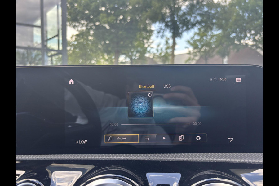 Mercedes-Benz A-Klasse 250 e Business Solution AMG Limited PHEV PLUG-IN HYBRIDE| PANORAMA DAK | AMBILIGHT | STOELVERWARMING | CAMERA | BLACK OPTIC PAKKET | WIDESCREEN DISPLAY | APPLE CARPLAY | RIJKLAAR MET 12 MND BOVAG GARANTIE |