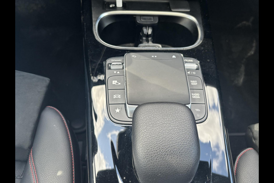 Mercedes-Benz A-Klasse 250 e Business Solution AMG Limited PHEV PLUG-IN HYBRIDE| PANORAMA DAK | AMBILIGHT | STOELVERWARMING | CAMERA | BLACK OPTIC PAKKET | WIDESCREEN DISPLAY | APPLE CARPLAY | RIJKLAAR MET 12 MND BOVAG GARANTIE |