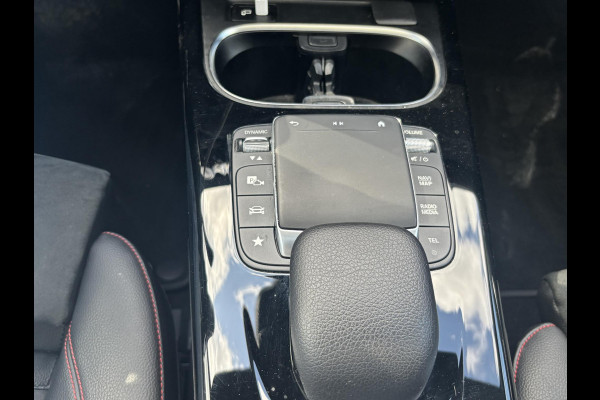 Mercedes-Benz A-Klasse 250 e Business Solution AMG Limited PHEV PLUG-IN HYBRIDE| PANORAMA DAK | AMBILIGHT | STOELVERWARMING | CAMERA | BLACK OPTIC PAKKET | WIDESCREEN DISPLAY | APPLE CARPLAY | RIJKLAAR MET 12 MND BOVAG GARANTIE |