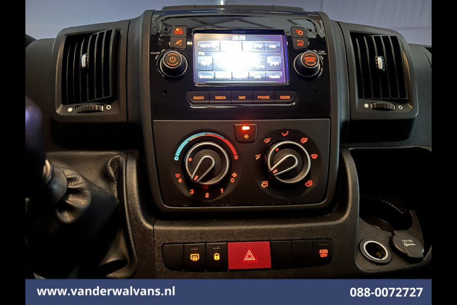 Peugeot Boxer 2.2 BlueHDi 120pk L2H2 Euro6 Airco | 2500kg Trekhaak | Cruisecontrol | Parkeersensoren Bijrijdersbank