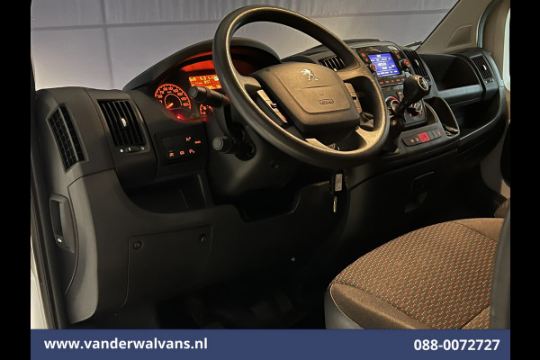 Peugeot Boxer 2.2 BlueHDi 120pk L2H2 Euro6 Airco | 2500kg Trekhaak | Cruisecontrol | Parkeersensoren Bijrijdersbank