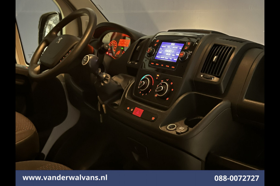 Peugeot Boxer 2.2 BlueHDi 120pk L2H2 Euro6 Airco | 2500kg Trekhaak | Cruisecontrol | Parkeersensoren Bijrijdersbank