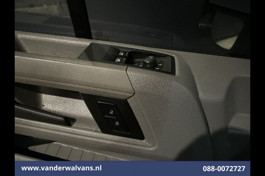 Volkswagen Crafter 2.0 TDI 141pk L3H3 L2H2 Euro6 Airco | Massagestoel | Camera | Apple Carplay | Android Auto Chauffeursstoel, Cruisecontrol, 2800kg trekvermogen
