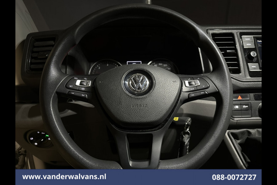 Volkswagen Crafter 2.0 TDI 141pk L3H3 L2H2 Euro6 Airco | Camera | Apple Carplay | Cruisecontrol | Chauffeursstoel Parkeersensoren, Bijrijdersbank, 3000kg trekvermogen,  Android Auto, zilver