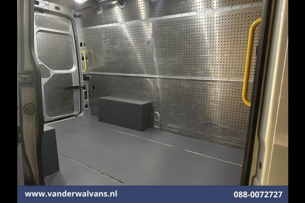 Volkswagen Crafter 2.0 TDI 141pk L3H3 L2H2 Euro6 Airco | Camera | Apple Carplay | Cruisecontrol | Chauffeursstoel Parkeersensoren, Bijrijdersbank, 3000kg trekvermogen,  Android Auto, zilver