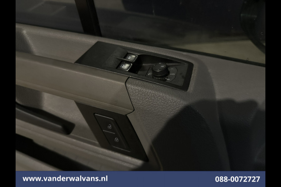 Volkswagen Crafter 2.0 TDI 141pk L3H3 L2H2 Euro6 Airco | Camera | Apple Carplay | Cruisecontrol | Chauffeursstoel Parkeersensoren, Bijrijdersbank, 3000kg trekvermogen,  Android Auto, zilver