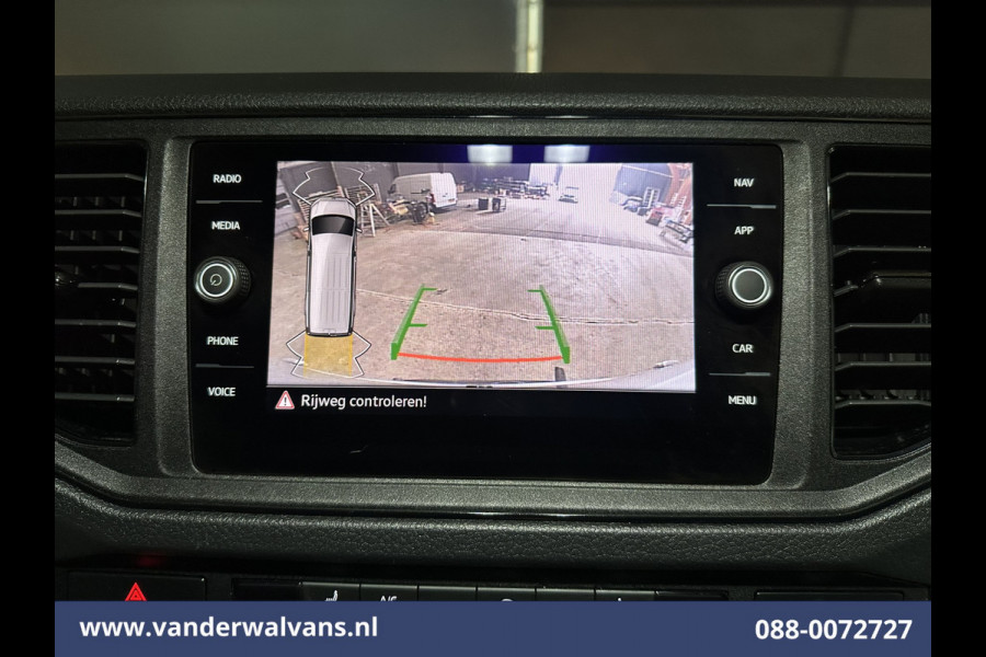 Volkswagen Crafter 2.0 TDI 141pk L3H3 L2H2 Euro6 Airco | Camera | Navigatie | Android Auto | Stoelverwarming Parkeersensoren, Bijrijdersbank, 3000kg trekvermogen, zilver